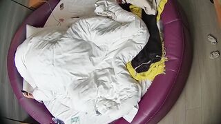 情趣台2 10-30 格子衫小胖妞在情趣床上被猛操 兴趣好像不高 被操还在看手机 最后被射都还在看手机