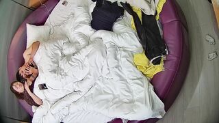 情趣台2 10-30 格子衫小胖妞在情趣床上被猛操 兴趣好像不高 被操还在看手机 最后被射都还在看手机0