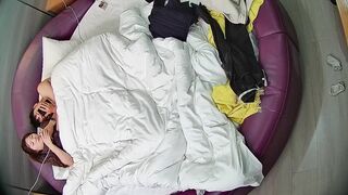 情趣台2 10-30 格子衫小胖妞在情趣床上被猛操 兴趣好像不高 被操还在看手机 最后被射都还在看手机0