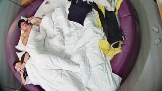 情趣台2 10-30 格子衫小胖妞在情趣床上被猛操 兴趣好像不高 被操还在看手机 最后被射都还在看手机0