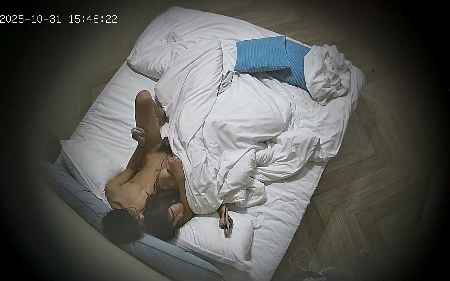 酒店偷拍 10-31 新台上线 入住的情侣颜值都不错 这男人操起来跟公狗一样 还扒开女友的屁股看7