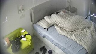 公寓酒店10-25 先玩手机再打炮 钻进被窝里口交 小姐姐很漂亮 身材也好 还配合 这哥们捡到漏了