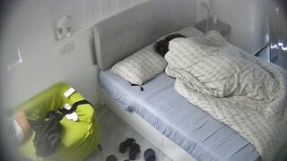 公寓酒店10-25 先玩手机再打炮 钻进被窝里口交 小姐姐很漂亮 身材也好 还配合 这哥们捡到漏了