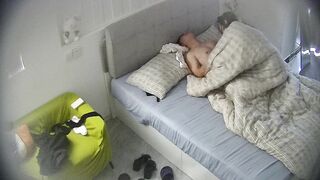 公寓酒店10-25 先玩手机再打炮 钻进被窝里口交 小姐姐很漂亮 身材也好 还配合 这哥们捡到漏了