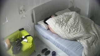 公寓酒店10-25 先玩手机再打炮 钻进被窝里口交 小姐姐很漂亮 身材也好 还配合 这哥们捡到漏了1