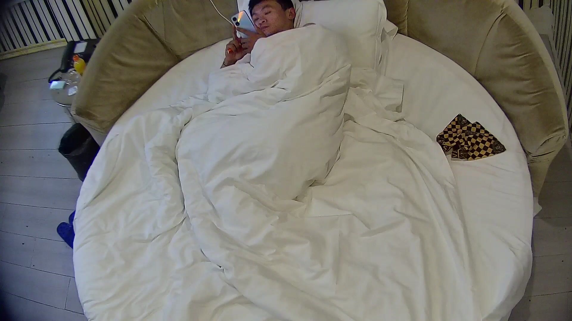 11-3流出洗浴会所情趣炮房偷拍 性欲很强的年轻小伙找个美女技师一条龙服务六九互舔啪