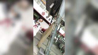 推荐 抄底颜值嫩妹【水手服肉丝学生妹】人靓腿直，坐地铁腿开那么大是不是塞了道具？