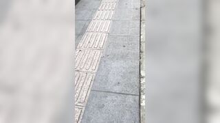 推荐 抄底颜值嫩妹【水手服肉丝学生妹】人靓腿直，坐地铁腿开那么大是不是塞了道具？