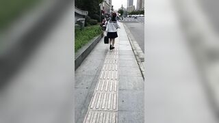 推荐 抄底颜值嫩妹【水手服肉丝学生妹】人靓腿直，坐地铁腿开那么大是不是塞了道具？