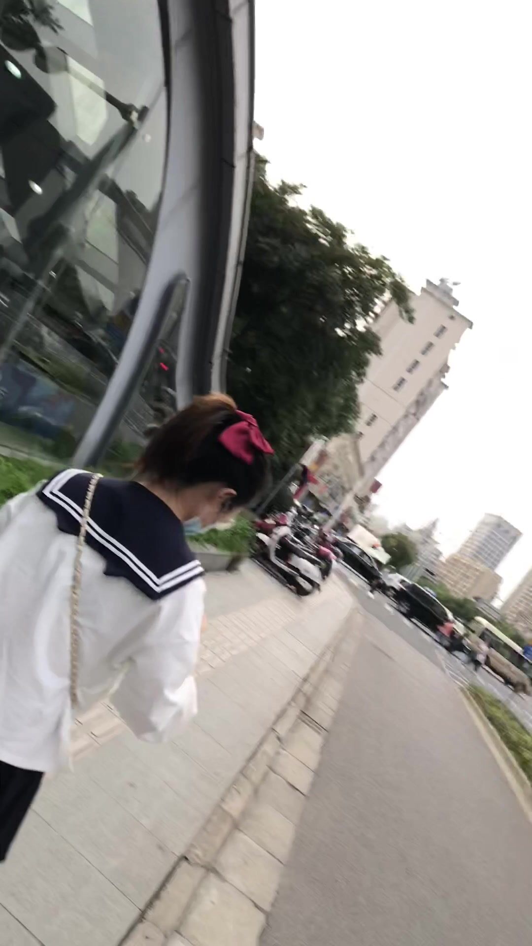 推荐 抄底颜值嫩妹【水手服肉丝学生妹】人靓腿直，坐地铁腿开那么大是不是塞了道具？