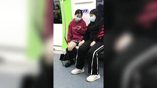 推荐 抄底颜值嫩妹【地铁红衣格子裙】人靓腿直，腿开这么大坐车色诱狼友，顶着压力开灯拍裙底