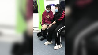 推荐 抄底颜值嫩妹【地铁红衣格子裙】人靓腿直，腿开这么大坐车色诱狼友，顶着压力开灯拍裙底