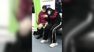 推荐 抄底颜值嫩妹【地铁红衣格子裙】人靓腿直，腿开这么大坐车色诱狼友，顶着压力开灯拍裙底