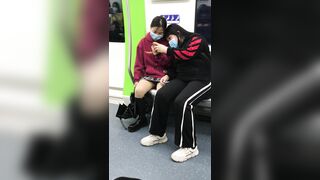 推荐 抄底颜值嫩妹【地铁红衣格子裙】人靓腿直，腿开这么大坐车色诱狼友，顶着压力开灯拍裙底