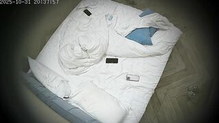 -酒店偷拍 10-31 新台上线 入住的情侣颜值都不错 这男人操起来跟公狗一样 还扒开女友的屁股看1