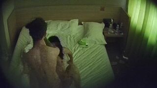 酒店偷拍 8-9 无水原档 眼镜情侣三天两夜 准备上情趣套装 没日没夜的做爱 人瘦屌长 把美女干爽了0