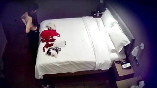 10-31新流出酒店偷拍 职场潜规则下班后饭都没吃就开好房换上红色情趣内衣高跟和领导一块吃外卖后满足性欲