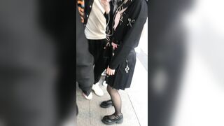 推荐 抄底颜值嫩妹【水手服黑丝】街头尾行齐逼短裙靓女，被发现跑开了，顶住压力也要拍