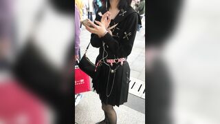 推荐 抄底颜值嫩妹【水手服黑丝】街头尾行齐逼短裙靓女，被发现跑开了，顶住压力也要拍