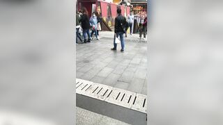 推荐 抄底颜值嫩妹【水手服黑丝】街头尾行齐逼短裙靓女，被发现跑开了，顶住压力也要拍