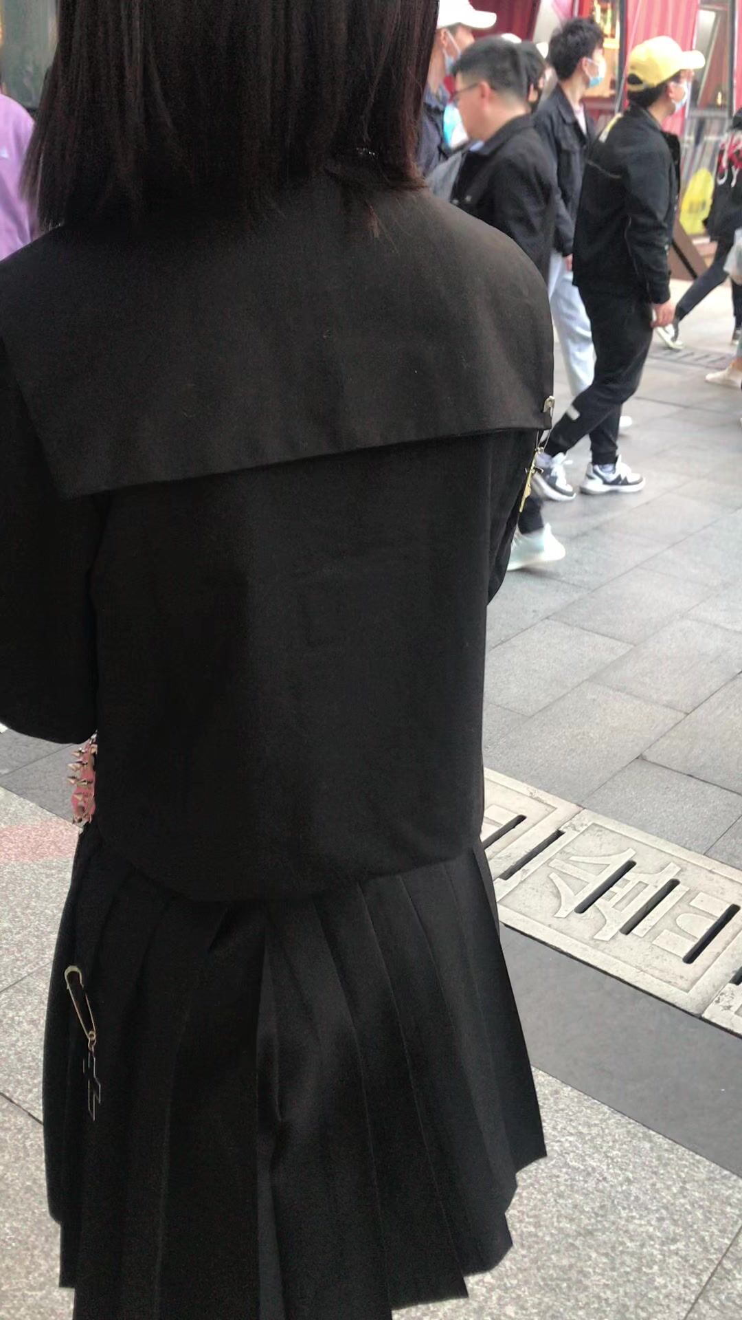 推荐 抄底颜值嫩妹【水手服黑丝】街头尾行齐逼短裙靓女，被发现跑开了，顶住压力也要拍