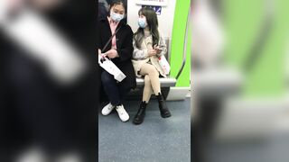 推荐 抄底颜值嫩妹【豹纹裙花内裤】地铁骚女故意露内裤引诱，爱心内裤太诱惑，硬了一路