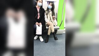 推荐 抄底颜值嫩妹【豹纹裙花内裤】地铁骚女故意露内裤引诱，爱心内裤太诱惑，硬了一路