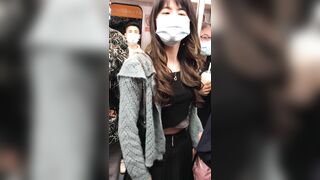 推荐 抄底颜值嫩妹【肉丝百褶裙】地铁尾行短裙靓女，跟了一路终于有机会了，拉起裙子直接开灯拍