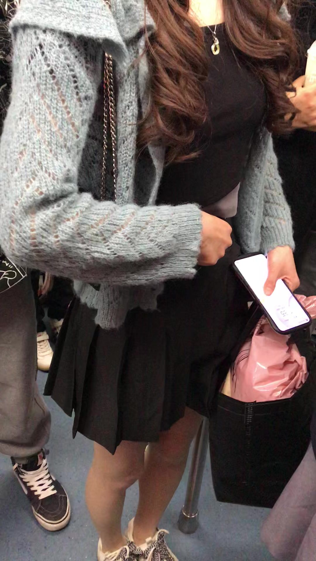 推荐 抄底颜值嫩妹【肉丝百褶裙】地铁尾行短裙靓女，跟了一路终于有机会了，拉起裙子直接开灯拍