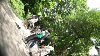 【空城原创】 短裙小骚货逛公园有内衬漏出小短裙太短了半个骚臀都漏在外面非常诱惑