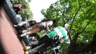 【空城原创】 短裙小骚货逛公园有内衬漏出小短裙太短了半个骚臀都漏在外面非常诱惑