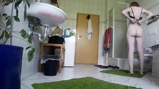 好色的房东安装隐藏摄像头 偷拍女孩下班后洗澡 美女擦完身体乳之后 还塞了条卫生棉