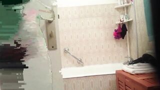 变态的年轻人竟然在他姑姑的浴室里藏了一个小型摄像机 偷窥姑姑下班后回来洗澡 展示偷拍的成果