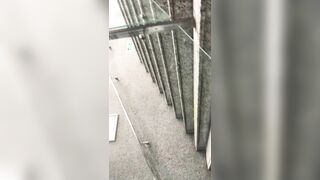 推荐 抄底颜值御姐【红衣白裙肉丝】小高跟一双大长腿，看着都有感觉，老公在旁边顶着压力也要拍