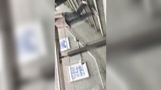 推荐 抄底颜值御姐【红衣白裙肉丝】小高跟一双大长腿，看着都有感觉，老公在旁边顶着压力也要拍