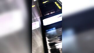 推荐 抄底颜值嫩妹【大波浪肉丝】腿长直，地铁跟了一路没机会，眼看就要跑了家人在旁边也要拍