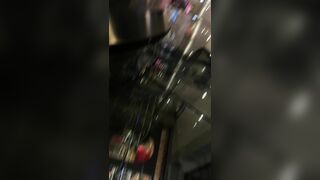 推荐 抄底颜值嫩妹【大波浪肉丝】腿长直，地铁跟了一路没机会，眼看就要跑了家人在旁边也要拍