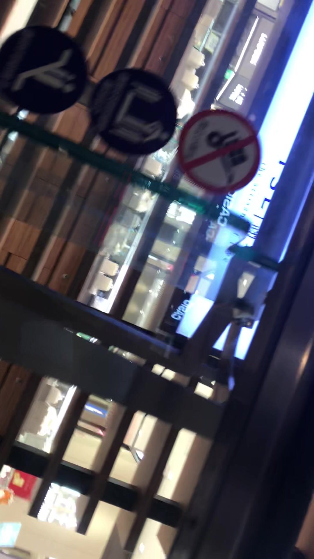 推荐 抄底颜值嫩妹【大波浪肉丝】腿长直，地铁跟了一路没机会，眼看就要跑了家人在旁边也要拍