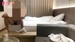 探花【卡尔】3000元约了一个还在读书的妹子妹子身材不错前凸后翘腿型妹子很腼腆但是做爱很配合