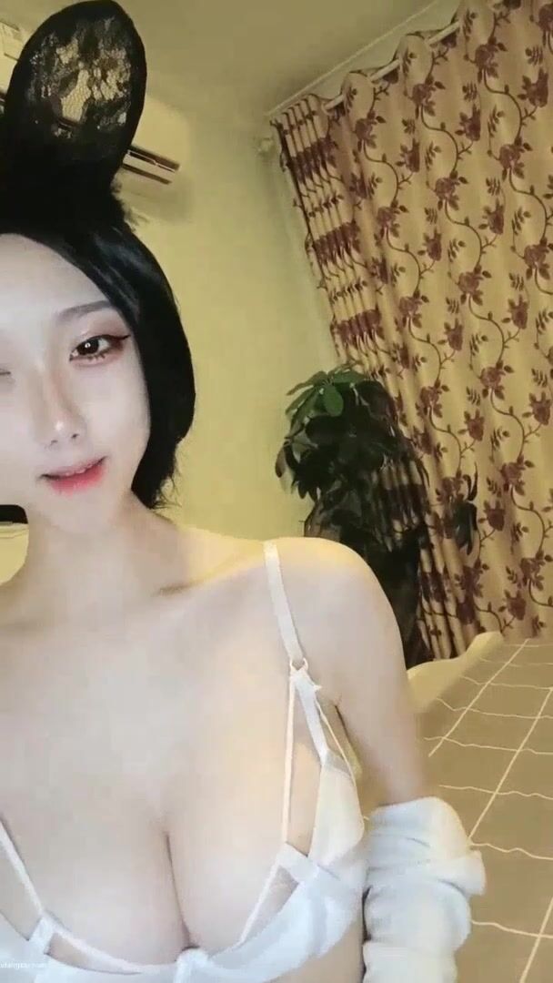 推荐 颜值嫩妹【加糖奶】原跳舞主播，前凸后翘完美身材，奶子又大又挺，可惜刚下海放不开8