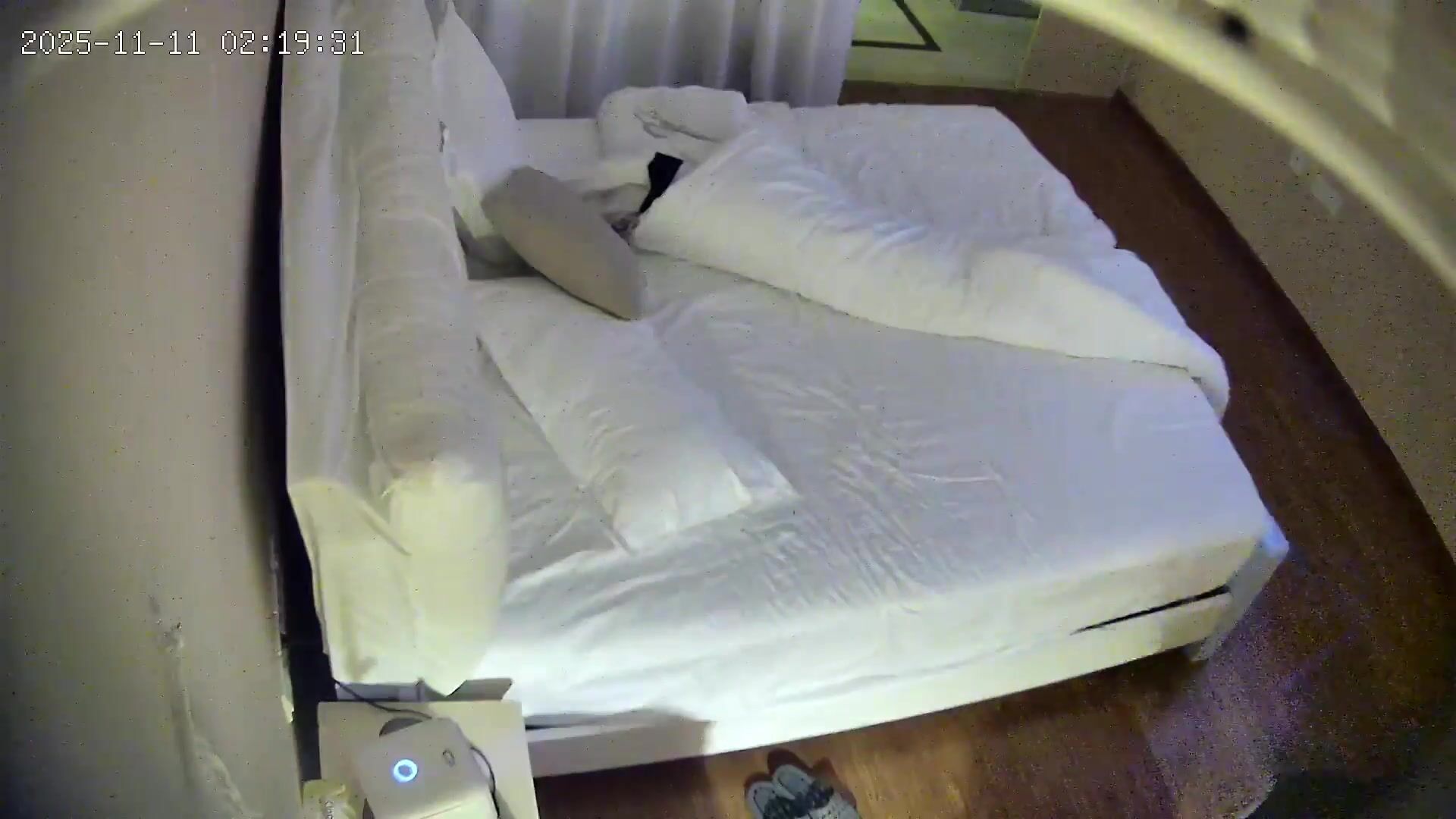 11-11最新流出酒店偷拍 长腿细腰的包臀裙生理期被性饥渴男友按住双手强行塞入