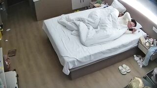 公寓酒店 11-17 这美女的身材是又白又润 屁股又大又翘 完事儿了还垫个护垫 肯定月经规律且正常