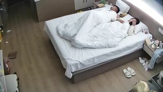 公寓酒店 11-17 这美女的身材是又白又润 屁股又大又翘 完事儿了还垫个护垫 肯定月经规律且正常