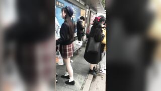 推荐【格子裙肉丝学生妹】车站遇到短裙靓女，跟男友亲亲，骚逼痒了吧，必须当龟男的面开灯抄底