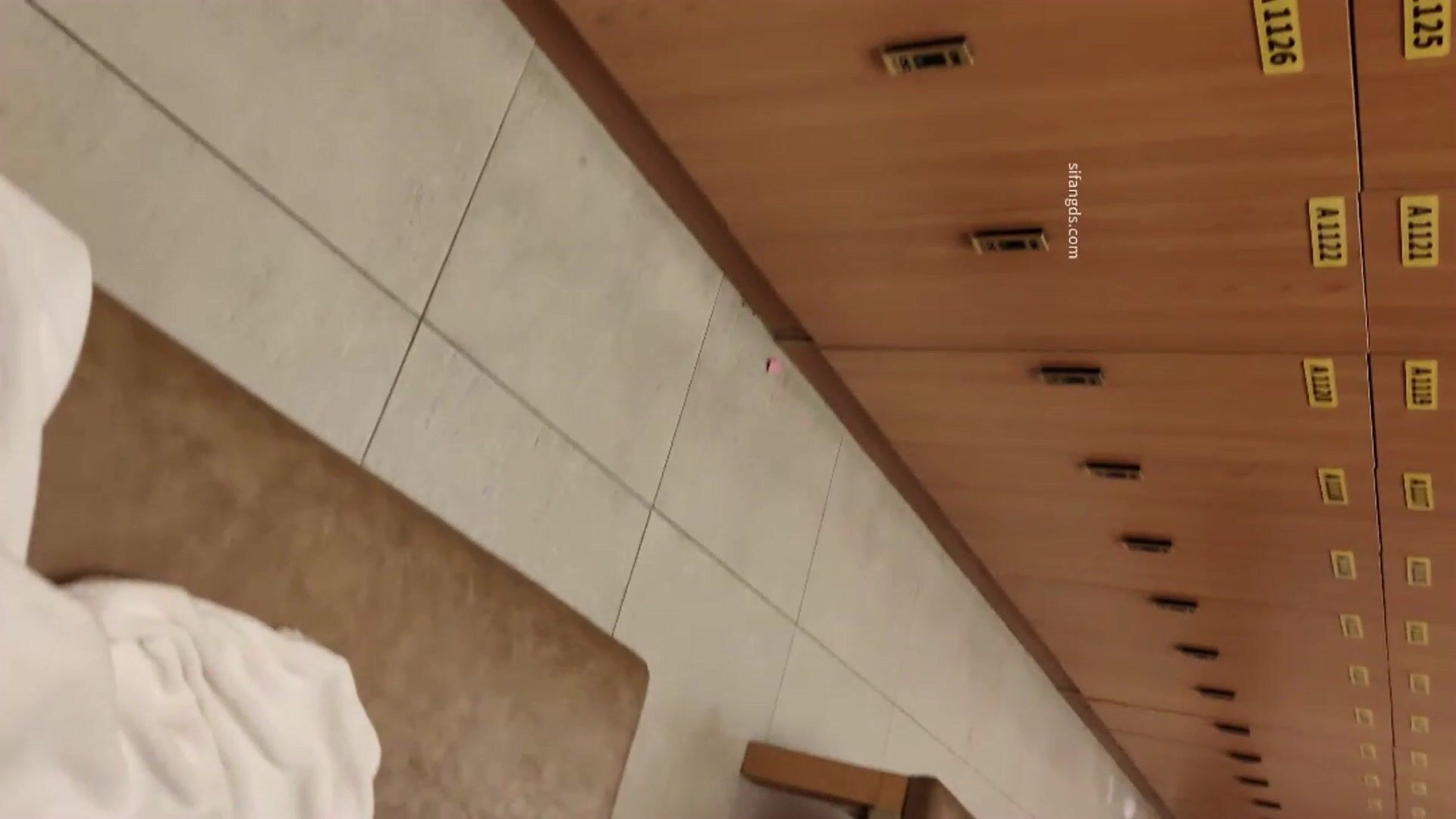 坑爹女主播【少女时代】换新设备潜入洗浴会所更衣室近身偷拍气质眼镜御姐绝美身材脱了内衣好大的胸