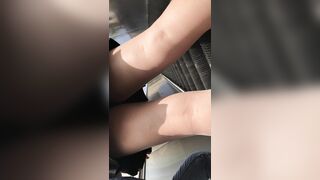 推荐 尾行抄底【肉丝眼镜御姐】大长腿黑短裙，非常有气质，好想射她的丝袜上，屁股又圆又挺