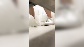 大神潜入高中女厕全景偷拍多位漂亮学妹❤️各种粉嫩的美鲍鱼完美展示