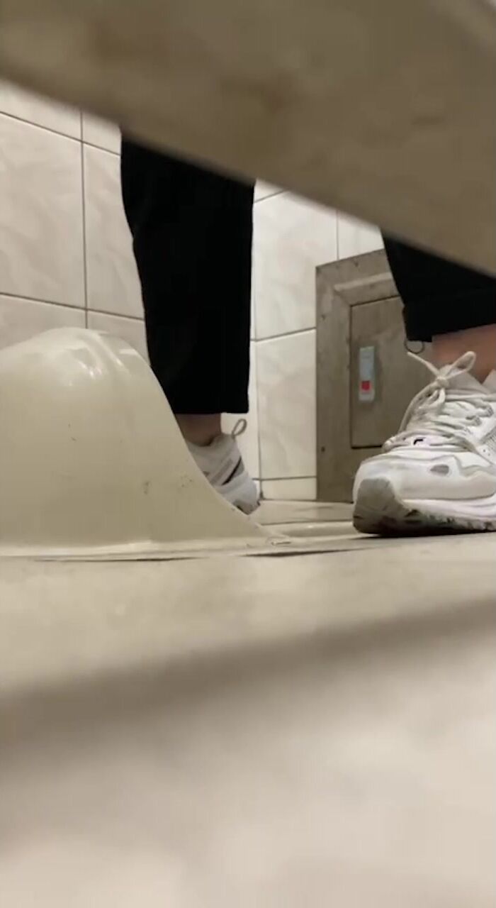 大神潜入高中女厕全景偷拍多位漂亮学妹❤️各种粉嫩的美鲍鱼完美展示1