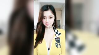 【半糖】【限量版混血儿】混血范反差婊：拉拉队服脱掉，粉嫩身材大白奶，翘臀裸舞，粉穴特写抠逼自慰，道具插穴2