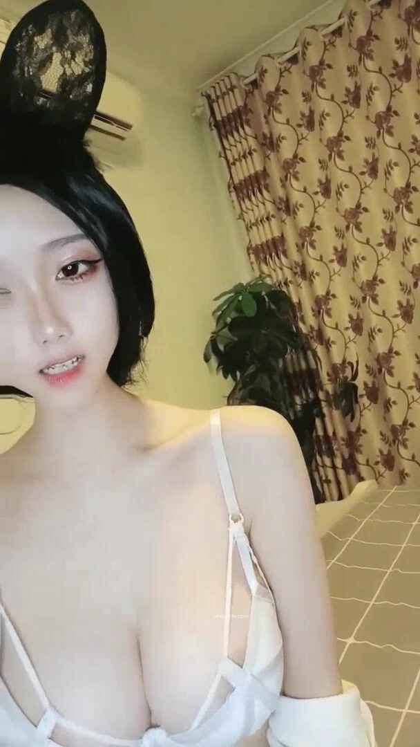 推荐 颜值嫩妹【加糖奶】原跳舞主播，前凸后翘完美身材，奶子又大又挺，可惜刚下海放不开